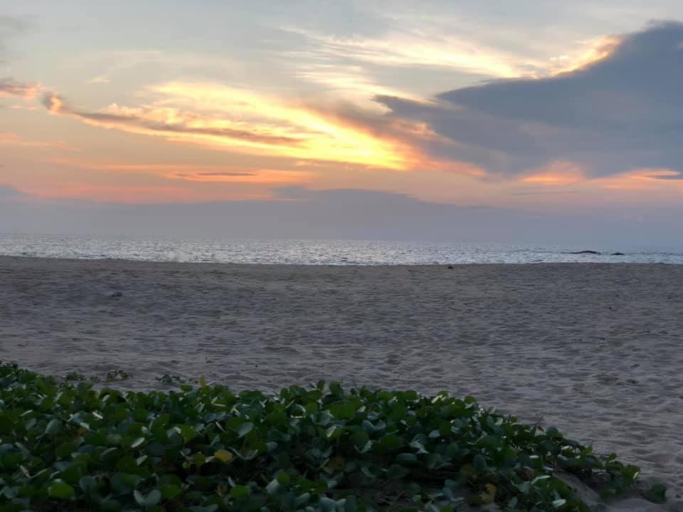 Sea Crest Beach Villa Амбалангода Экстерьер фото