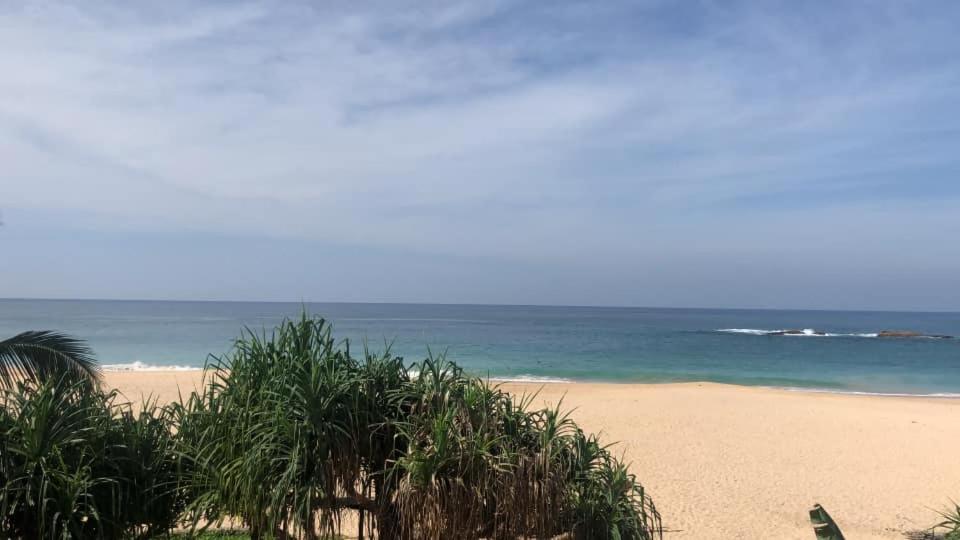 Sea Crest Beach Villa Амбалангода Экстерьер фото