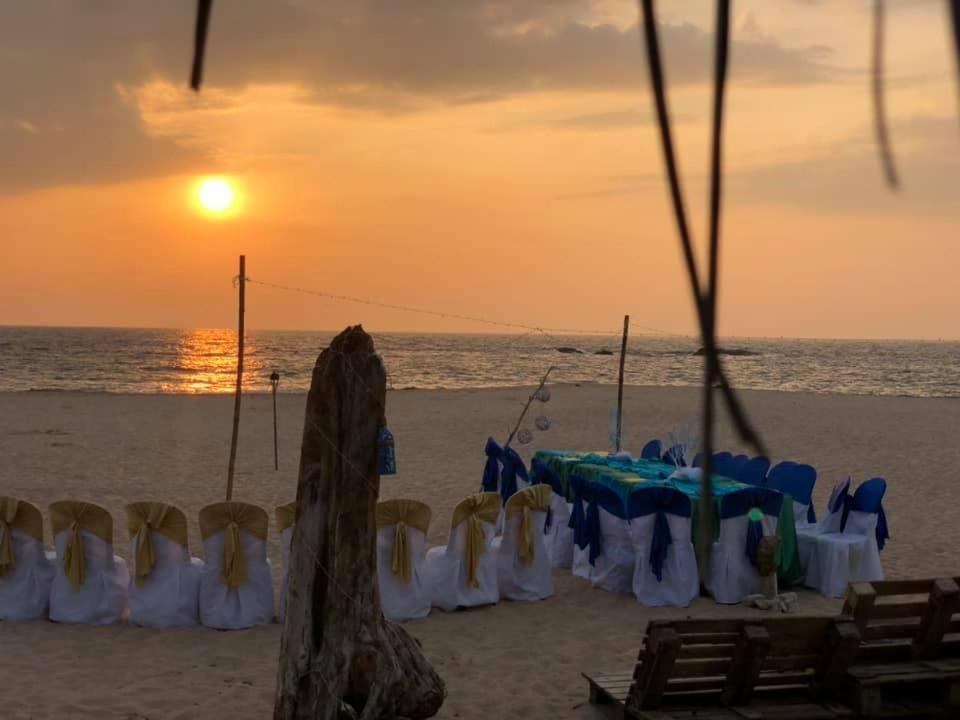 Sea Crest Beach Villa Амбалангода Экстерьер фото