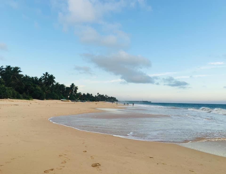 Sea Crest Beach Villa Амбалангода Экстерьер фото