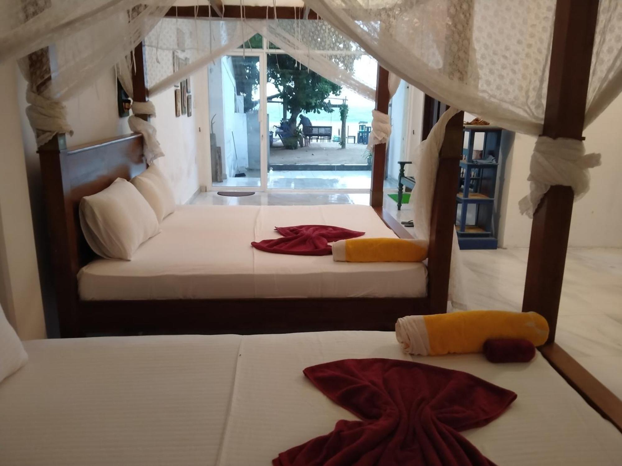 Sea Crest Beach Villa Амбалангода Экстерьер фото